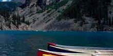 Barcas en un lago de las Montañas Rocosas (Canadá)