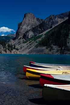Barcas en un lago de las Montañas Rocosas (Canadá)