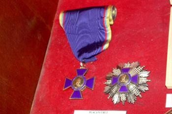 Placa y Cruz de plata de la Orden de Boyaca recibida por la Fede