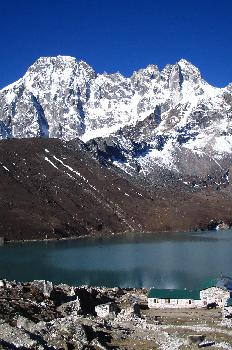 Lagos de Gokyo con casas