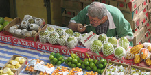 Vendedor del Mercado de abastos de Sao Paulo comiendo, Brasil