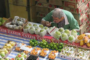 Vendedor del Mercado de abastos de Sao Paulo comiendo, Brasil