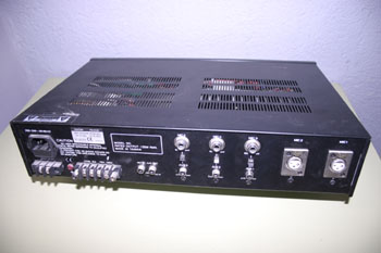 Amplificador-Mezclador. Vista trasera.