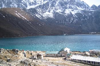 Lagos de Gokyo con casas