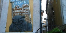 Cartel en un edificio del Barrio do Carmo, Lisboa, Portugal