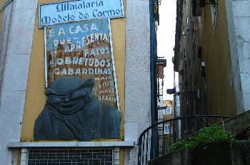 Cartel en un edificio del Barrio do Carmo, Lisboa, Portugal