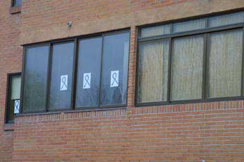 Lazos negros en la fachada de un edificio