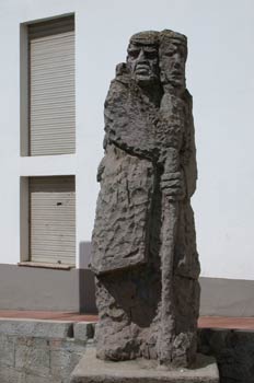 Escultura en la entrada del Museo de las Máscaras Mediterráneas