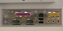 Detalle de conectores traseros en placa base ATX