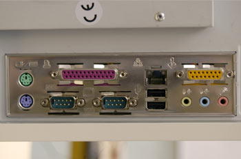 Detalle de conectores traseros en placa base ATX