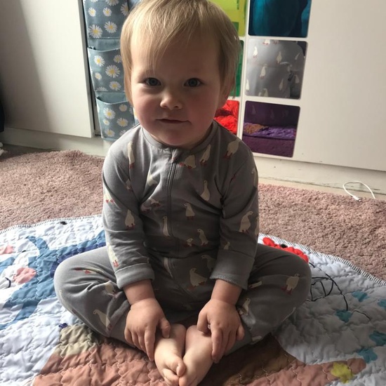 Chloe haciendo actividades en casa 8