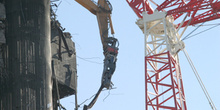 Grúa que ha demolido el edificio Windsor, en acción en la cima d