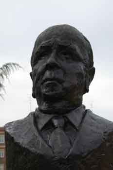 Monumento a Don Pedro Escartín,  seleccionador nacional y árbitr