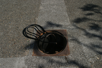 Silla tirada en una alcantarilla, Santiago de Compostela, La Cor