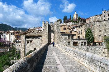 Pueblo de Besalú visto desde el puente fortificado, Garrotxa, Ge
