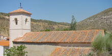 Vista lateral de iglesia en Valverde de Alcalá