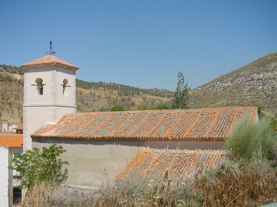 Vista lateral de iglesia en Valverde de Alcalá