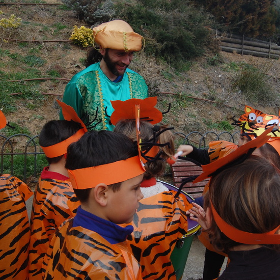 LOS ALUMNOS DISFRUTANDO CON LA PERCUSIÓN