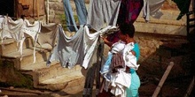 Recogiendo la ropa, favelas de Sao Paulo, Brasil
