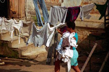 Recogiendo la ropa, favelas de Sao Paulo, Brasil