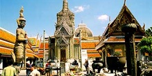 Zona de tránsito del Wat Phra Kaew, Bangkok, Tailandia