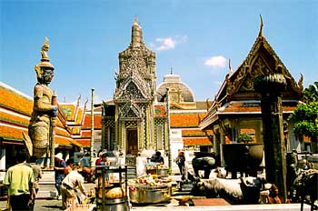 Zona de tránsito del Wat Phra Kaew, Bangkok, Tailandia