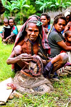 Mujer tejiendo, Irian Jaya, Indonesia