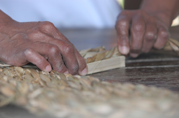 Manos de mujeres trabajando la paja, Quilombo, Sao Paulo, Brasil