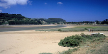 Bahía arenosa de la playa de El Puntal en la ría de Villaviciosa
