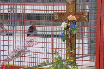 Crucifijo depositado en la estación de Santa Eugenia por los Ate