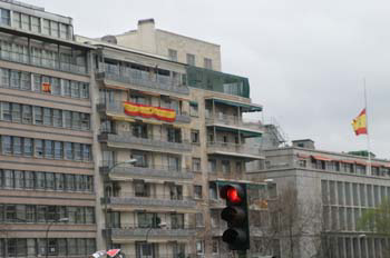 Banderas españolas con lazos negros