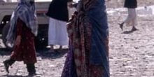 Mujer con bulto sobre la cabeza, Yemen