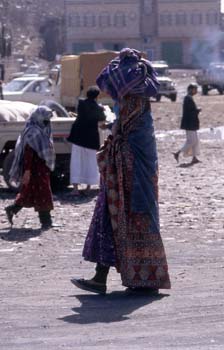 Mujer con bulto sobre la cabeza, Yemen
