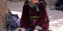 Mujer descansando en la acera, Ladakh, India