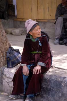 Mujer descansando en la acera, Ladakh, India