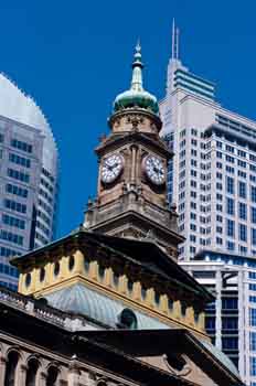 Reloj sobre una torre