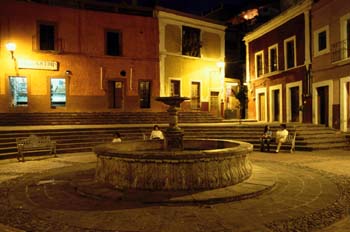 Vista nocturna de la plaza Mexiomara en Guanajuato, México