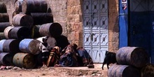 Grupo familiar descansando en Shibam, Yemen