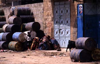 Grupo familiar descansando en Shibam, Yemen