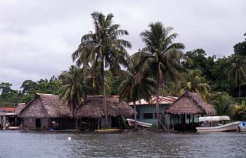 Cabañas en las orillas del río Dulce, Livingston, Guatemala