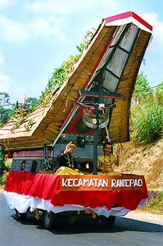 Carroza diseñada como una casa-barco Toraja, Sulawesi, Indonesia