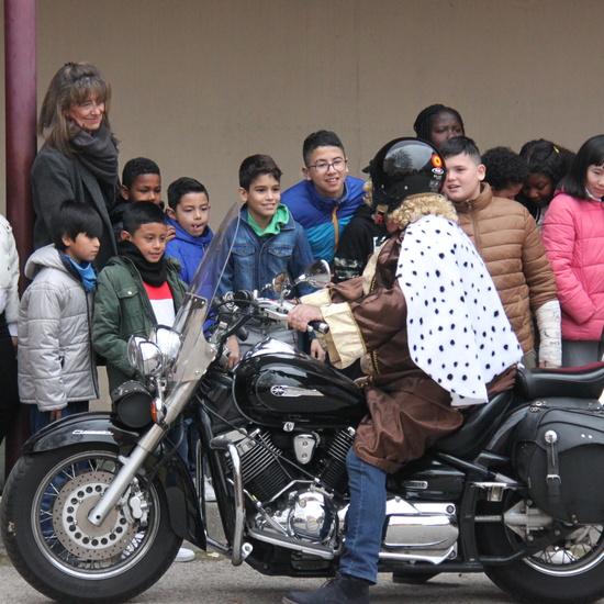 Visita de sus Majestades los Reyes Magos al colegio Luis Bello en moto 2018 12