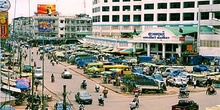 Calles de Phnom Penh con tráfico fluído, Camboya