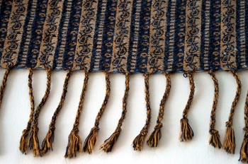 Borde con flecos trenzados y anudados