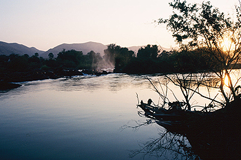 Amanecer en el río Kunene, Namibia