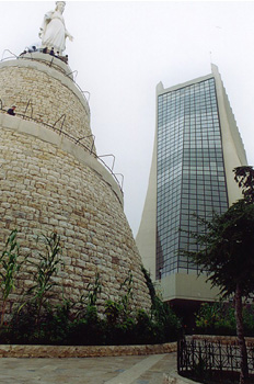 Estatua y Catedral, Beirut, Líbano