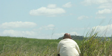 Hombre sentado en una plantación de caña de azúcar, Pernambuco,