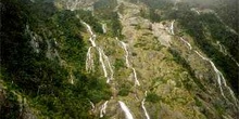 Cascadas en Milford Sound, Nueva Zelanda