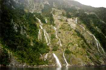 Cascadas en Milford Sound, Nueva Zelanda
