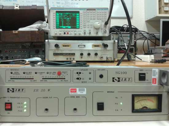 Emisora de FM comerial con modulador y medidor de RF